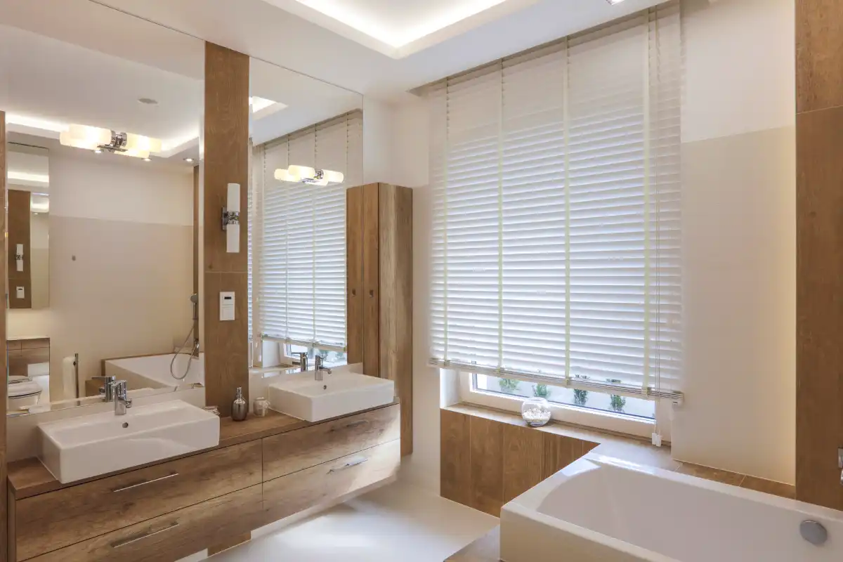 Sonnenschutz im Innenraum eines Badezimmers