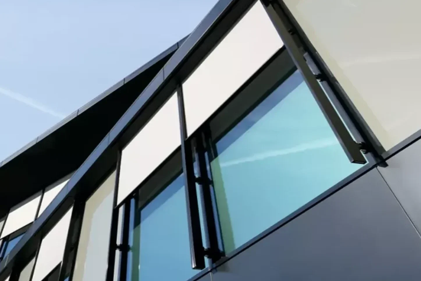 Stilvolle Terrasse mit Außenjalousien