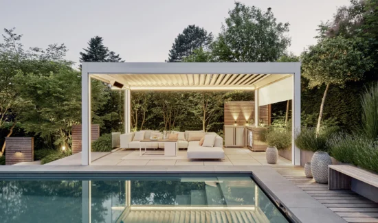 Moderner Garten mit Pool und eleganter Pergola bei Dämmerung