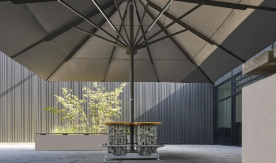 Moderner Außenbereich mit großem Sonnenschirm und Steintisch