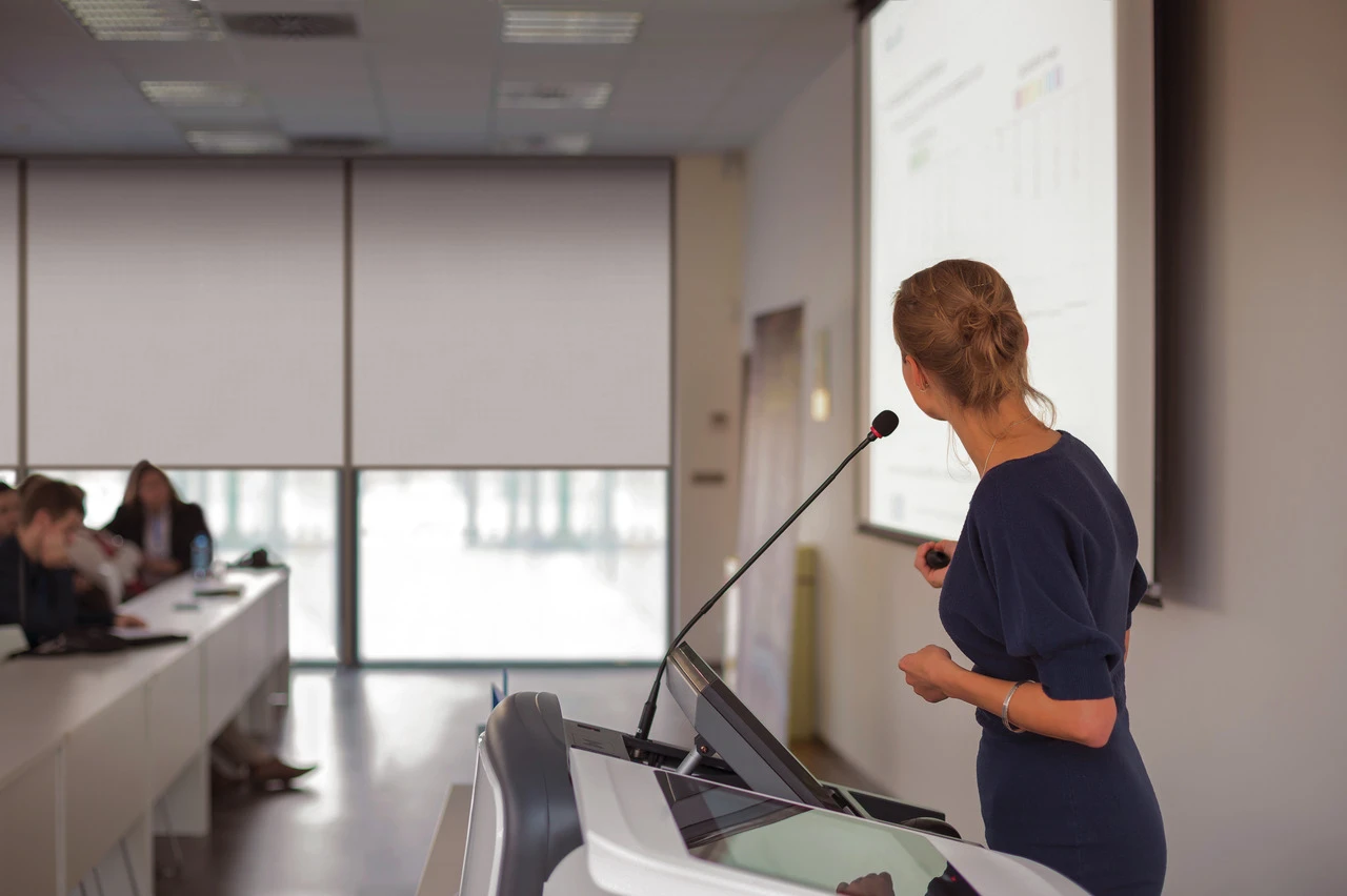 Frau hält Präsentation in einem Konferenzraum