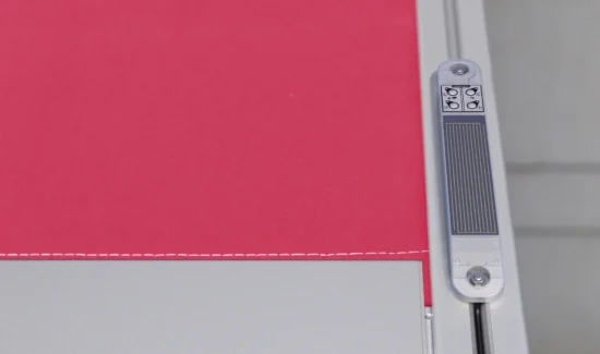 Nahaufnahme eines roten Stoffes mit silbernem Rand und Kontrollpanel