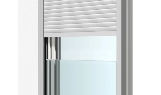 Detailansicht eines modernen Rollladenkastens mit Fenster